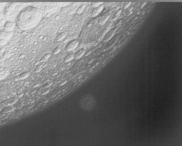 2024年4月8日，天都二号拍摄成像。波长为8至14微米的远红外谱段月球成像数据，背景中较小的天体为地球。（国家航天局供图）.jpg