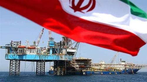 资料图:伊朗正在进行石油开采.