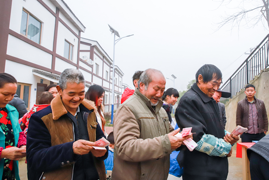 "数钱数到手抽筋—大方县恒大50村肉牛场分红啦!