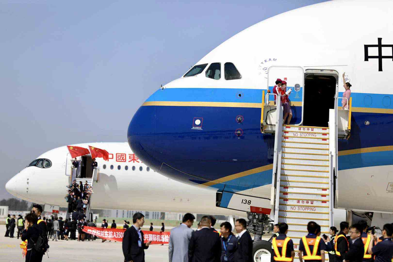 4架大型客机齐降大兴 北京大兴国际机场开始真机验证