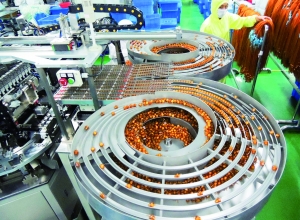 江苏连云港经济技术开发区一家医疗设备企业正在生产一批医疗耗材用品。.jpg