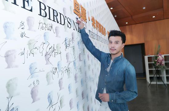 ��Ա��ˬ���׿��ʻ���չǩ�ְ�ǰ