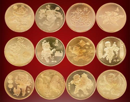 由于2003年是羊年,所以首套十二生肖主题纪念币是生肖羊,最后一套为生肖马。