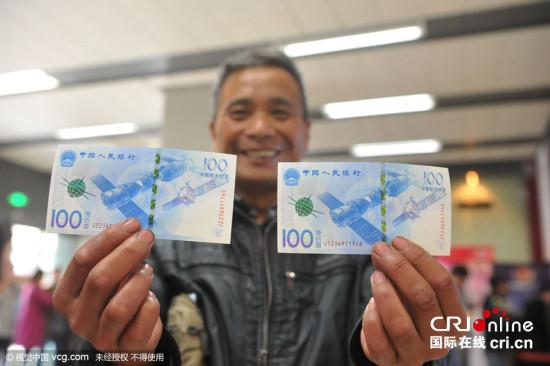 2015��11��25�գ��㽭���ݣ��й������㽭ʡ�ٰ��г��н�֧�У�һλ������չʾ100Ԫ���ռ����ͼƬ��Դ:������/�Ӿ��й�