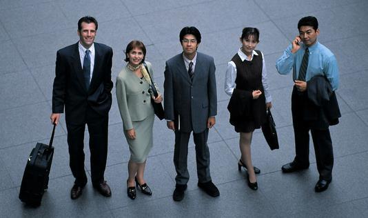 δ���Ľ���ְҵ��һ���߱���Щ�������н����ռ䡢�����񡢷�չǰ���������Ƚ��ȶ������������������۵�Ŀ�⣬���ڶ�ְҵ��ʿ�����������١����������ϼ���������ְҵ����ר�ҽ��Ȩ������Ԥ�⣬ δ������������8��ְҵ�򽫳�Ϊ���ֿ��ȵľ�ҵ�����롱��