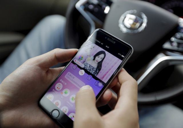 女主播讲述直播故事:月入两三万 爸妈上线支持