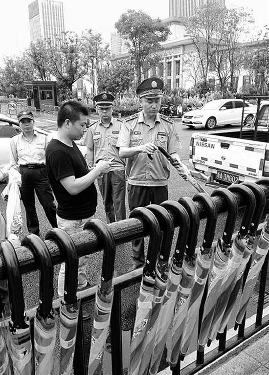 5万把共享雨伞现身杭州:一天就被城管收走