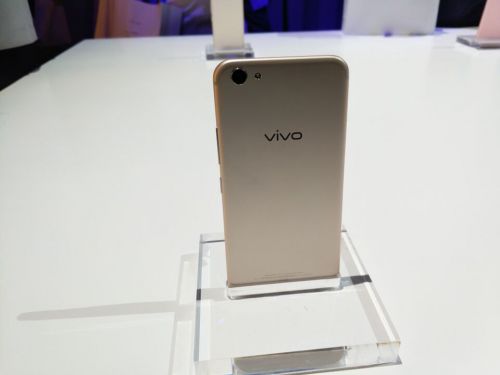 �������֮�⣬��������Ϩ��ʱ�ӹ��ܣ������X9s��X9s Plus���ں���״̬ʱ���Կ���ʾ��ǰʱ�䡢δ�����硢΢�ŵȡ�Ϩ��ʱ������OLED�Է��⼼����ר�������Ż����������õĹ������á��������׸ı��������Ļ��ʱ�����Ϣϰ�ߣ�ʡ��ʡʱ��