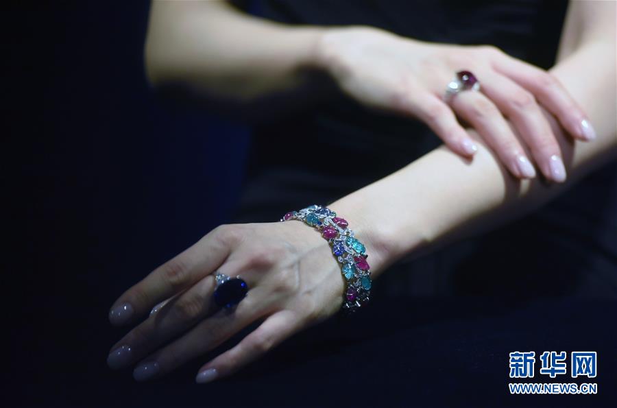 9��12�գ�ģ����չʾ�鱦��װ��Ʒ�����գ�����ո����鱦�������ľ��д�ýԤչ���������������Ƴ�����250����Ʒ���ܹ�ֵԼ��5.4������ҡ� �»������ ����