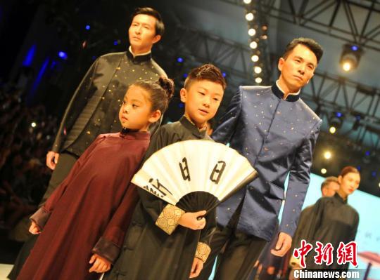 �ӱ��۰�Я���ԴͶ��60�ڴ����װ�ǻ��³�