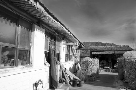 河北省怀来县甘汲梁村,村民田生富家一年的收成都堆积在小小的院子里。远处,贫瘠的山头可看出山多田少是甘汲梁村的长期现状。本报记者 施磊 摄