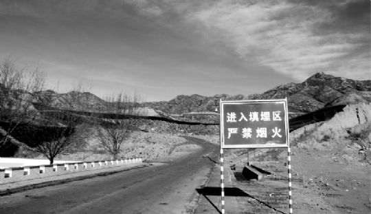 河北怀来县甘汲梁村每天要消化从县城拉来的大量生活垃圾,堆积式垃圾处理场味道熏人,村民满腹怨言。本报记者 施磊 摄