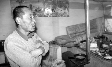 红土湾村胡老汉家显得非常简陋。本报记者 施磊 摄