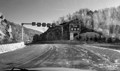(图109国道北京段)109国道京冀交界处。同是一条国道,河北界内的路冰雪凝结,北京界内的道路则清扫洁净。将两地路况的差异归结为治理水平差距是不公平的,至少是不准确的。造成差距的其实是两地迥异的发展阶段。本报记者 陈玥辛 摄
