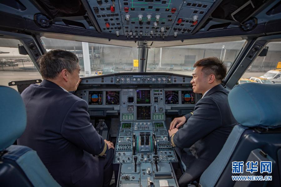 2月6日,在重庆江北国际机场,李晶(左)与副驾驶徐吕在执飞航班驾驶詹 