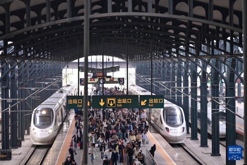4月30日，旅客在哈尔滨火车站出行。_副本.jpg