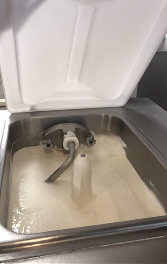 麦当劳事后发来的冰淇淋机内部图,以证清白。 麦当劳中国供图麦当劳合川路店:现场检查合格