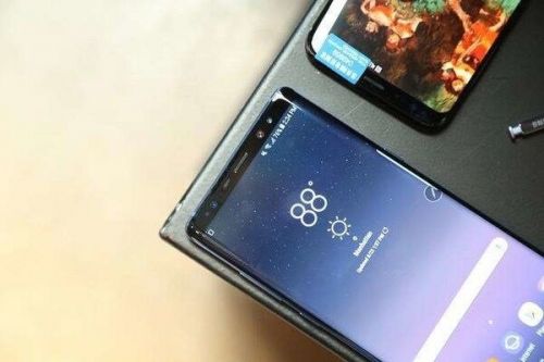 根据在海外发布上相关信息,三星Note8搭载了6.3英寸的屏幕,采用18.5:9比例的全视曲面屏设计,视野更开阔。三星Note8双面均为玻璃材质,后置指纹设计,外观时尚。共有四种配色,分别为黑色、金色、蓝色和灰色。三星Note8配置方面,搭载骁龙835与Exynos 8895双旗舰配置,辅以6GB运存,保证流畅使用。配备双摄的手机,采用“广角+长焦”解决方案,两颗摄像头均为1200万像素,搭载OIS光学防抖,拍照效果良好。三星Note8不但支持IP68级防水防尘,广受好评的虹膜识别、面部识别、无线充电、3.5mm耳机接口等功能依然得以保留。三星还将S-Pen进行全面升级,在息屏状态下就能完成输入,还能将输入内容显示在桌面上,形成一个独特的便签。