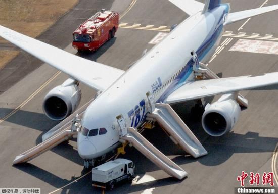 ����ʱ��1��16���糿8��45�����ң�һ�ܴ�ɽ��������������������ȫ�տղ���787�ͻ�������ð�̣��ڸ��ɻ����������䡣ȫ�տշ���ƣ����ϳ˿ͺͻ�����Ա��137���������ˡ�