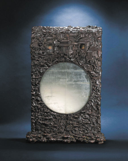 沉香雕仙山楼阁嵌西洋镜座屏,去年6月北京保利春拍以520万元起拍,最终以2070万元成交,打破了中国沉香艺术品的拍卖纪录