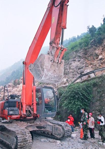 4��20�գ��Ű�«ɽ�������󣬳¹���һʱ�䱼��������ֵ�һ�ߡ���ͼΪ���������Ŷ���֧Ԯ���޵�·����ͼƬ��Դ�ڳ¹�����΢����