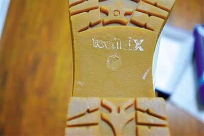 ��Ůʿ�ƣ�������è�������콢������һ��Ůѥ����Ь��Ь��ģ�����壬Ь��LOGO����������Ůʿ��ͼ