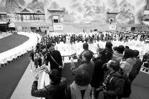 昨日,水立方闭馆4个月后首次开放,上万游客慕名而来,参观APEC晚宴大厅。