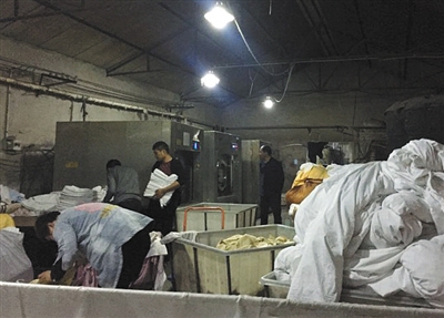 3月17日深夜,南沟村的洗涤厂灯火通明。分拣、洗涤、熨烫都挤在一个脏乱的小车间内。