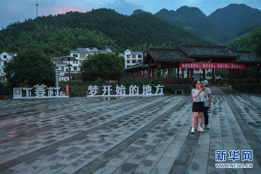 ���»�ȫýͷ����ͼ�Ļ�������4��Ǯ���񳯸�����������ˮƽС���ġ����ݴ����